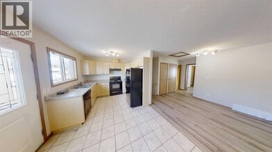 9225-9293 93 Ave in Grande Prairie, AB - Building Photo - Building Photo