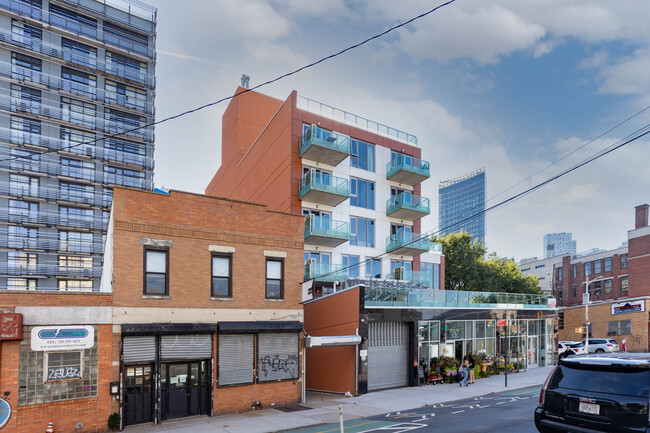 Crescent Tower in Long Island City, NY - Building Photo - Building Photo