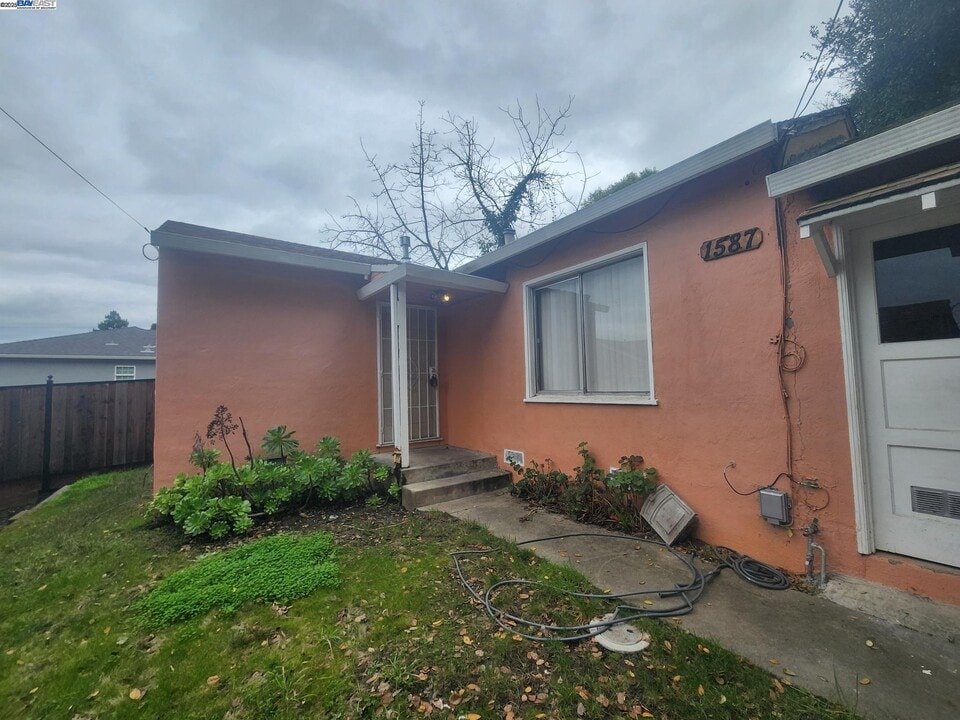 1587 C St in Hayward, CA - Building Photo