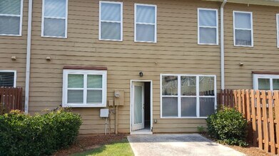 404 St Claire Dr in Alpharetta, GA - Building Photo - Building Photo