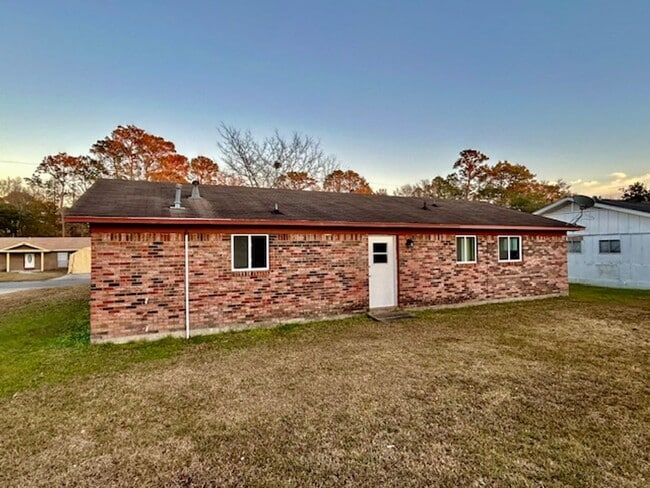 5647 Rose Dr in Moss Point, MS - Building Photo - Building Photo