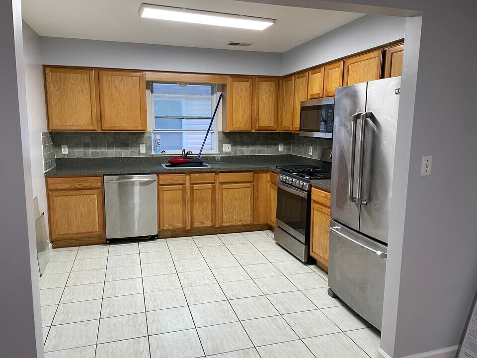 258 W Runyon St, Unit 2nd floor in Newark, NJ - Building Photo
