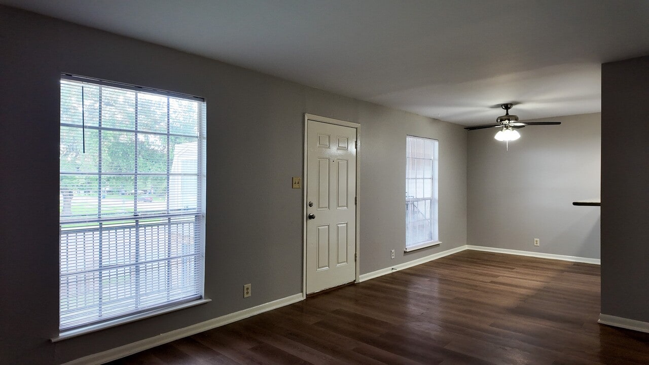 2102 5th Ave N in Texas City, TX - Building Photo