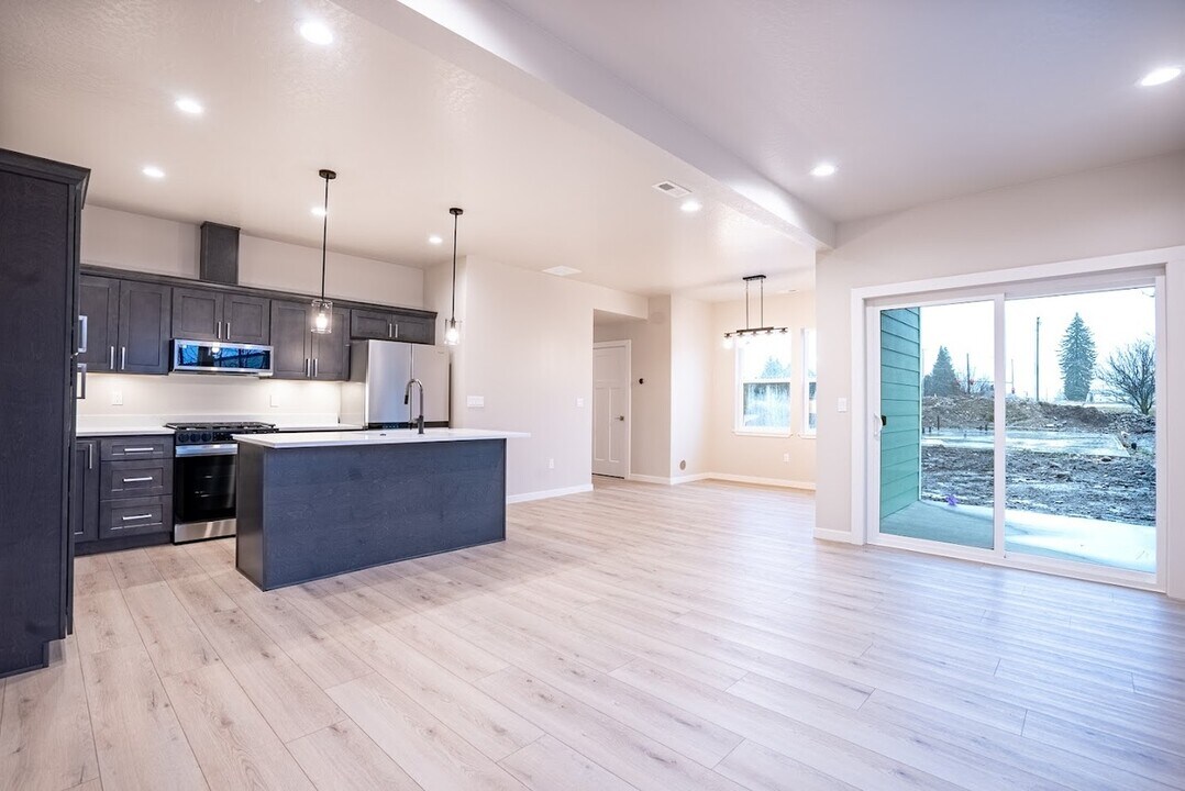 8146 W Boekel Rd in Rathdrum, ID - Foto de edificio