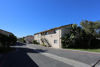 Sunset Breeze Apartments in San Diego, CA - Building Photo - Building Photo