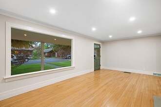 237 NW Florida Ave in Bend, OR - Building Photo - Building Photo