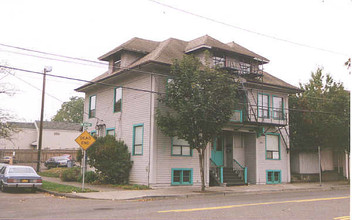 2456 NW Vaughn St in Portland, OR - Building Photo - Building Photo