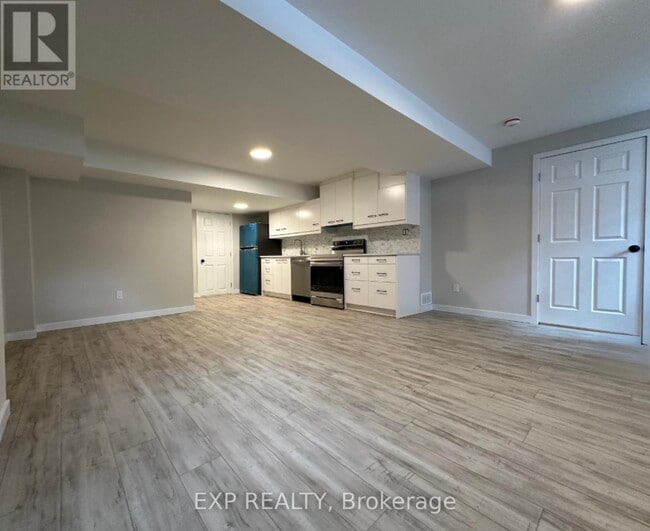 58 Moore Pl in Barrie, ON - Building Photo - Building Photo