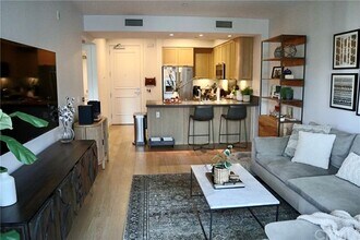 722 Americana Way-Unit -531 in Glendale, CA - Building Photo - Building Photo