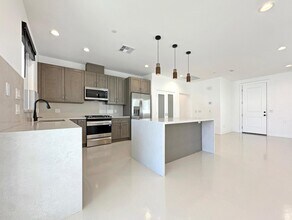 33595 Rancho Vista Dr in Cathedral City, CA - Building Photo - Building Photo