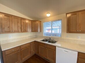 404 Bejay Ave in Santa Rosa, CA - Building Photo - Building Photo