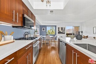 2700 Cahuenga Blvd in Los Angeles, CA - Building Photo