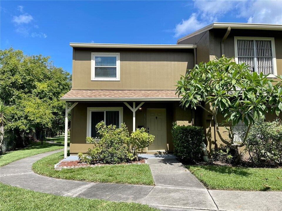 6902 San Mateo Ct in Tampa, FL - Foto de edificio