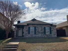 1322 Maplewood Dr in Lewisville, TX - Building Photo