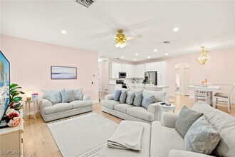 5794 Elizabeth Ann Way in Ft. Myers, FL - Foto de edificio - Building Photo