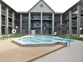 218 N Texas Blvd in Denton, TX - Foto de edificio - Building Photo