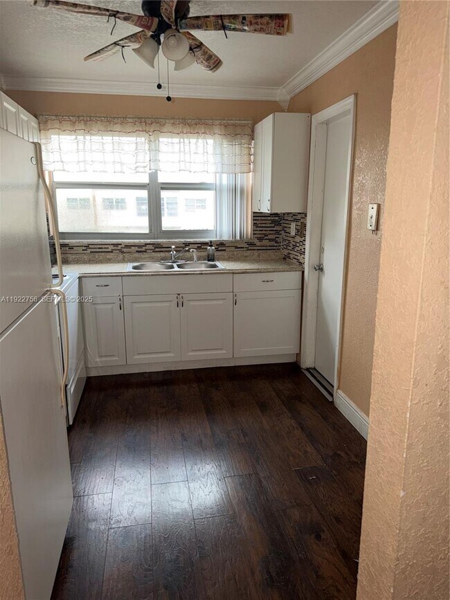 4042 NW 19th St in Lauderhill, FL - Building Photo - Building Photo