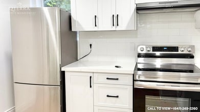 402 Upper Paradise Rd in Hamilton, ON - Building Photo - Building Photo