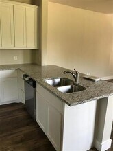 460 Pecan Hollow St in Ennis, TX - Foto de edificio - Building Photo