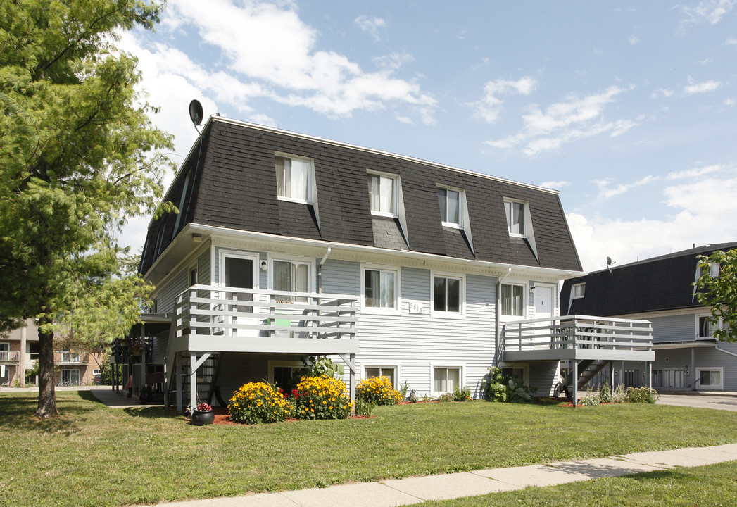 The Courtyard Apartments in Lansing, MI - Building Photo