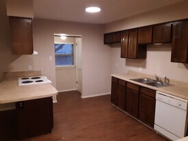 1607 Hazelwood St, Unit B in Conroe, TX - Building Photo