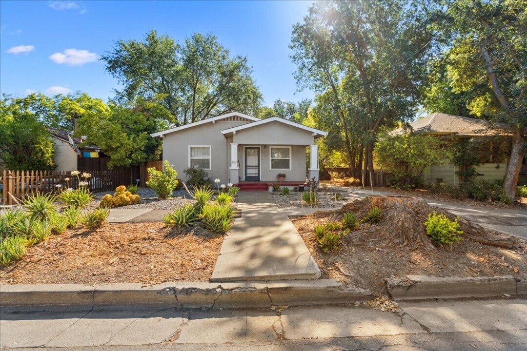 204 J St in Davis, CA - Building Photo