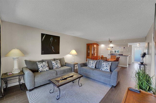 8980 S Hollybrook Blvd in Pembroke Pines, FL - Foto de edificio - Building Photo