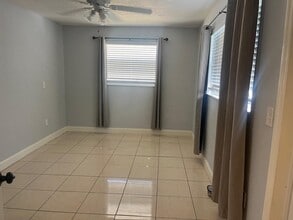 309 Avanda Ct, Unit 2 in Clearwater, FL - Foto de edificio - Building Photo