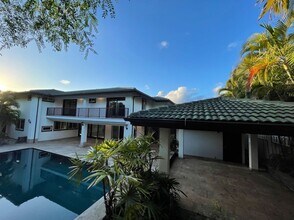 466 Portlock Rd in Honolulu, HI - Building Photo - Building Photo