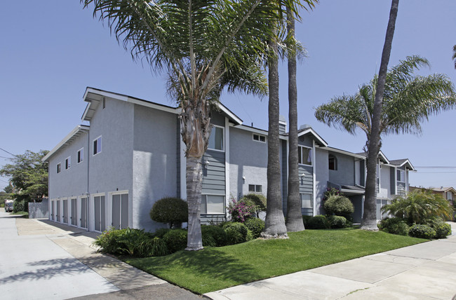 Monroe Court in San Diego, CA - Building Photo - Building Photo