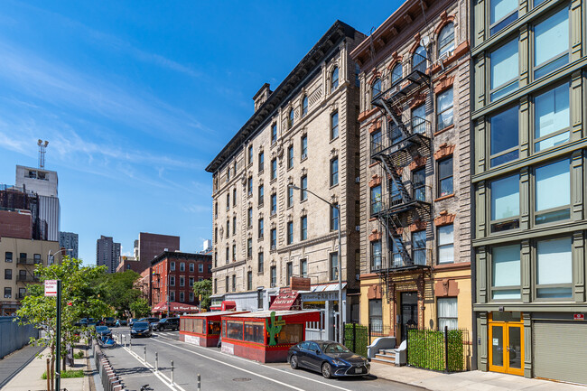 824 9th Ave in New York, NY - Building Photo - Building Photo