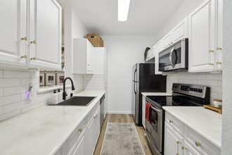 7104 Cross Creek Cir in Dublin, CA - Building Photo - Building Photo