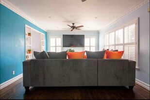 6018 S Fairfax Ave, Unit 6018 in Los Angeles, CA - Building Photo