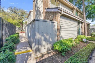 2601 Augusta Dr in Houston, TX - Building Photo - Building Photo
