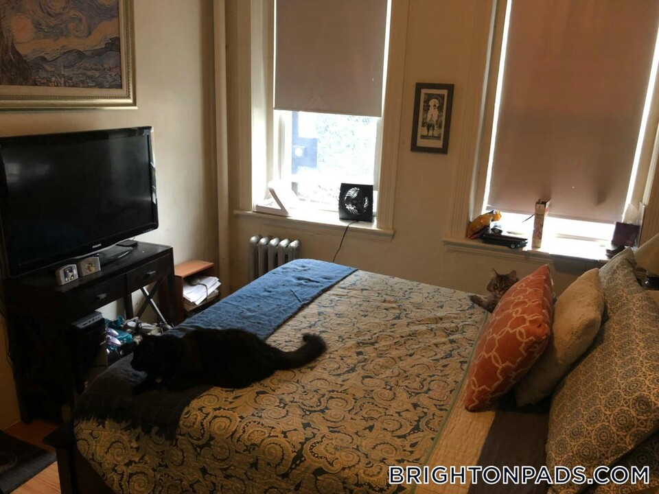 1820 Commonwealth Ave in Boston, MA - Building Photo