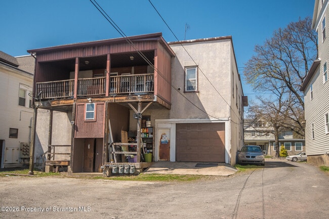 1827-1829 Main St in Blakely, PA - Foto de edificio - Building Photo