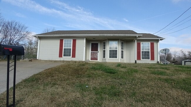 1062 Shadow Ridge Ave in Oak Grove, KY - Building Photo - Building Photo