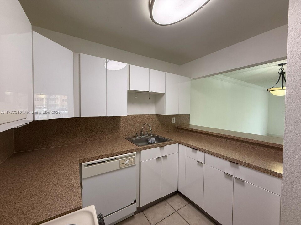 7000 NW 186th St in Hialeah, FL - Building Photo