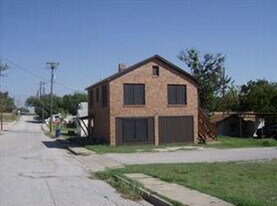 104 E Shoemaker St in Decatur, TX - Building Photo