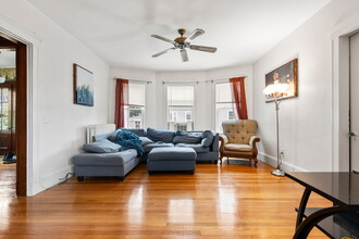 8 Malbert Rd, Unit 2 in Boston, MA - Foto de edificio - Building Photo