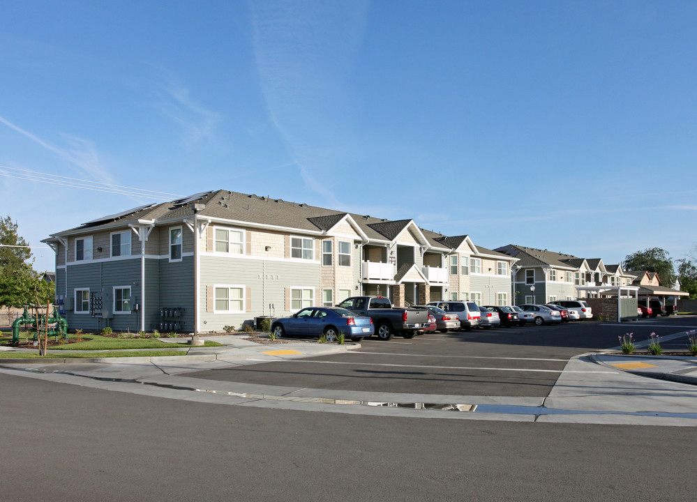 Montgomery Crossing in Lemoore, CA - Building Photo