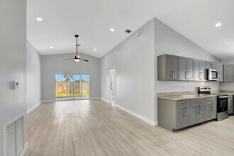 215 NW 40th Ave in Delray Beach, FL - Foto de edificio - Building Photo