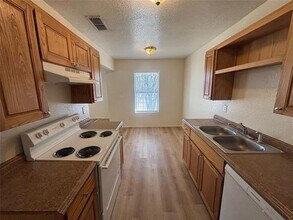 300 S Magnolia St in Crowley, TX - Foto de edificio - Building Photo