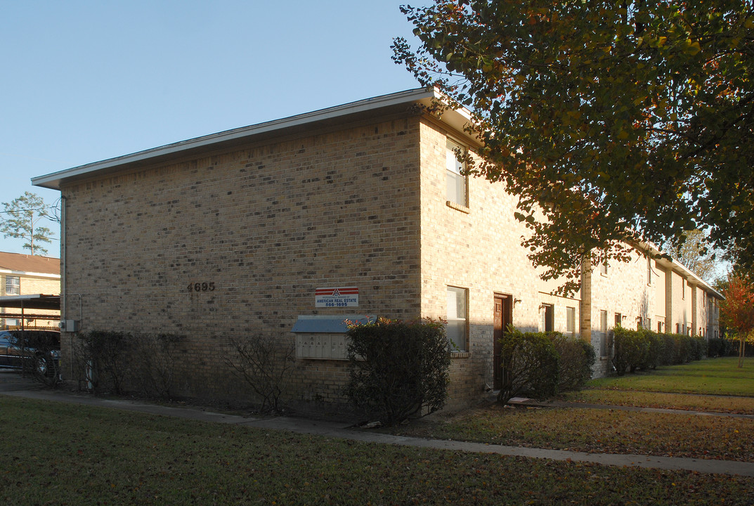 Collier Square Townhomes in Beaumont, TX - Building Photo