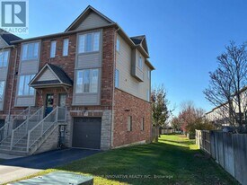 15 Chapman Ln in Hamilton, ON - Building Photo