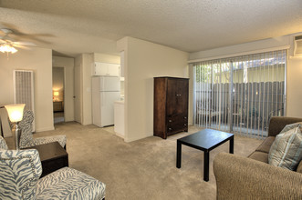 Oakwood Apartments in Stockton, CA - Building Photo - Building Photo