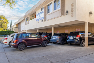 553 N Flores St in Los Angeles, CA - Foto de edificio - Building Photo