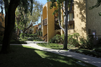 Huntington Meadows in Huntington Beach, CA - Foto de edificio - Building Photo