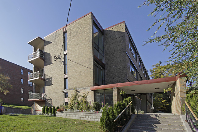 6 Kings Point Dr in Toronto, ON - Building Photo - Building Photo