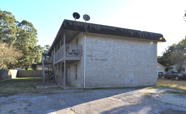 408 E Coombs St in Alvin, TX - Building Photo - Building Photo
